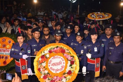 সাতক্ষীরা কেন্দ্রীয় শহীদ মিনারে সর্বস্তুরের মানুষের শ্রদ্ধা