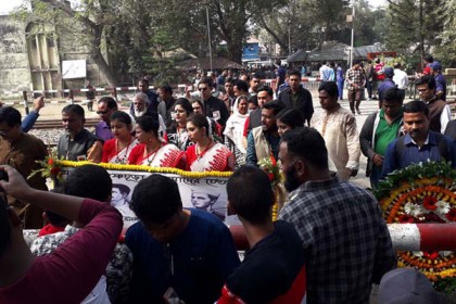 ভাষার টানে দুই বাংলার মানুষের মিলন মেলা হিলি সীমান্তে

