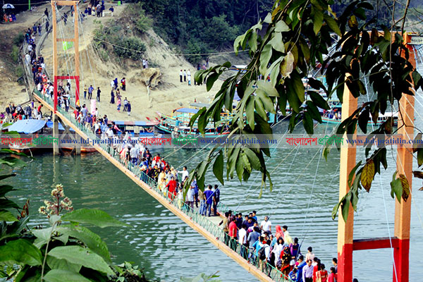 রাঙামাটিতে নামছে পর্যটকের ঢল