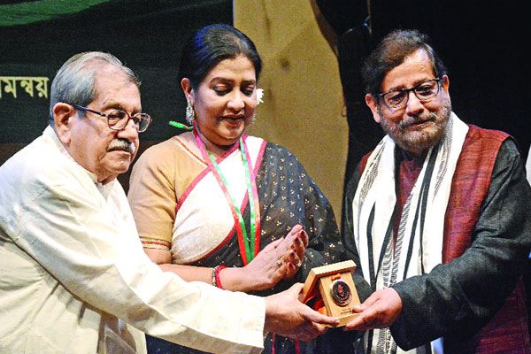 গোলাম মুস্তাফা আবৃত্তি পদক পেলেন আসাদুজ্জামান নূর