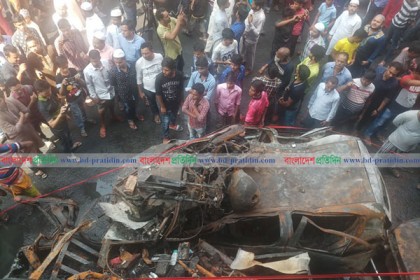 ভবন থেকে রাস্তায় আগুন, পুড়ল যানজটে আটকে থাকা অনেকে