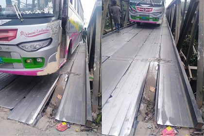 
বাকেরগঞ্জ বেইলী ব্রিজে ঝুঁকি নিয়ে চলাচল