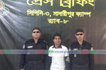 গৃহবধূর আপত্তিকর ভিডিও করে টাকা দাবি, যুবক আটক