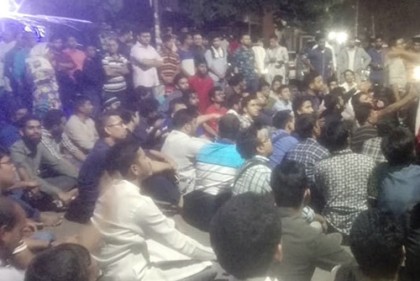 আওয়ামী লীগ সভাপতির কার্যালয়ের সামনে মুক্তিযোদ্ধার সন্তানদের অবস্থান