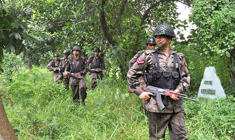 রাজশাহী সীমান্তে চোরাকারবারীদের ওপর বিজিবির গুলি, ফেন্সিডিল উদ্ধার