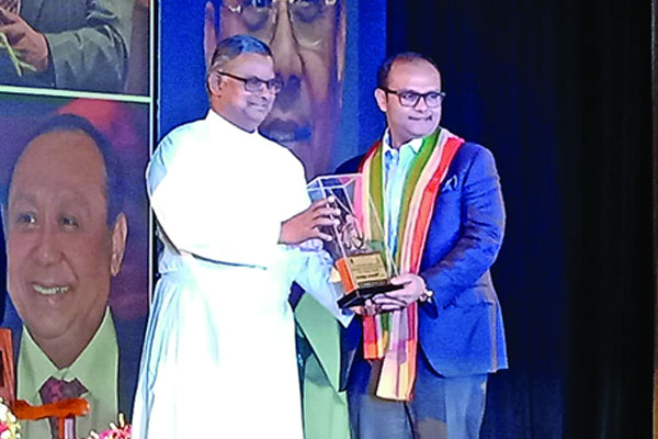 কলকাতায় ‘দশভুজা বাঙালি’ সম্মাননা পেলেন বসুন্ধরা গ্রুপের চেয়ারম্যান