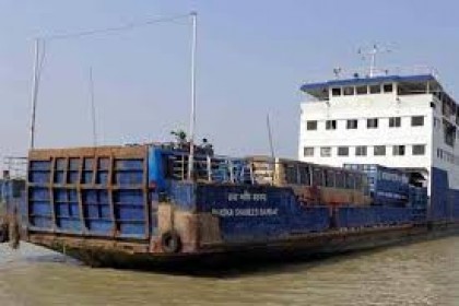 সাড়ে ৪ ঘণ্টা পর দৌলতদিয়া-পাটুরিয়ায় ফেরি চলাচল শুরু