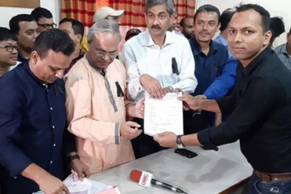 ডাকসু ও হল সংসদ নির্বাচন সামনে রেখে ফরম বিতরণ করছে ছাত্রদল