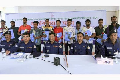 বরিশালে ১১ মাদক ব্যবসায়ীর আত্মসমর্পণ
