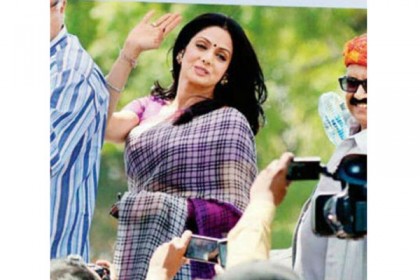 যে কারণে শ্রীদেবীর শাড়ি নিলামে তুললেন তার স্বামী