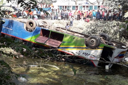 ফরিদপুরের আটরশী ওরশগামী বাস খাদে, আহত ৩০