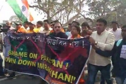 ইডেন থেকে ইমরান খানের ছবি সরাতে বিক্ষোভ