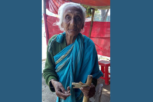 স্বামীর মৃত্যুর ২৫ পরও জোটেনি বিধবা ভাতার কার্ড 