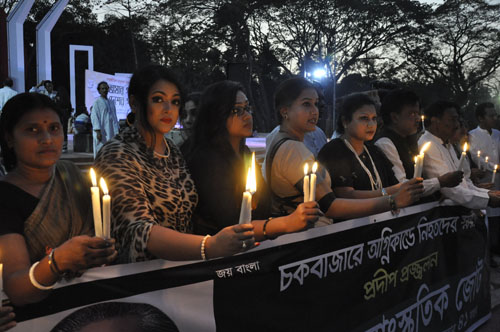 চকবাজার অগ্নিকাণ্ডে নিহতদের স্মরণে মোমবাতি প্রজ্জ্বলন 
