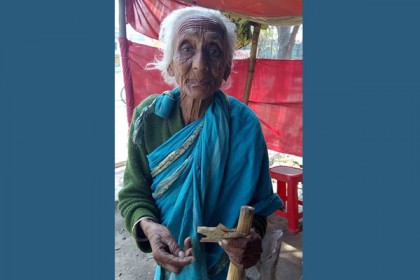 স্বামীর মৃত্যুর ২৫ পরও জোটেনি বিধবা ভাতার কার্ড 