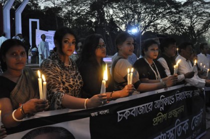 চকবাজার অগ্নিকাণ্ডে নিহতদের স্মরণে মোমবাতি প্রজ্জ্বলন 
