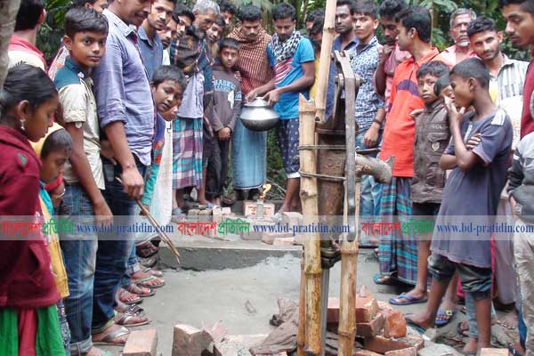 লক্ষ্মীপুরে নলকূপের গ্যাসে জ্বলছে আগুন, আতঙ্কিত এলাকাবাসী