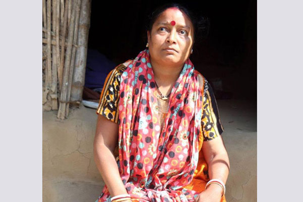 ৭৫ বছর বয়সী মায়ের ভিক্ষায় চলে লক্ষ্মী দাসের জীবন

