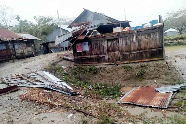 বাগেরহাটে কালবৈশাখীর তাণ্ডবে তিন শতাধিক ঘরবাড়ি বিধ্বস্ত

