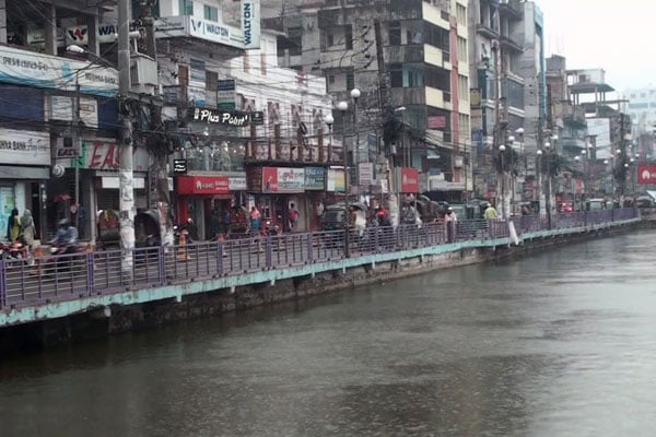 বরিশালে বৃষ্টিতে স্বাভাবিক জনজীবন ব্যাহত