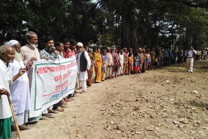 সিরাজগঞ্জে নদী ভরাট করে প্রকল্পের কাজ বন্ধের দাবিতে মানববন্ধন