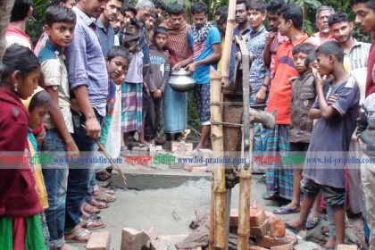 লক্ষ্মীপুরে নলকূপের গ্যাসে জ্বলছে আগুন, আতঙ্কিত এলাকাবাসী