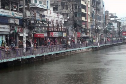 বরিশালে বৃষ্টিতে স্বাভাবিক জনজীবন ব্যাহত