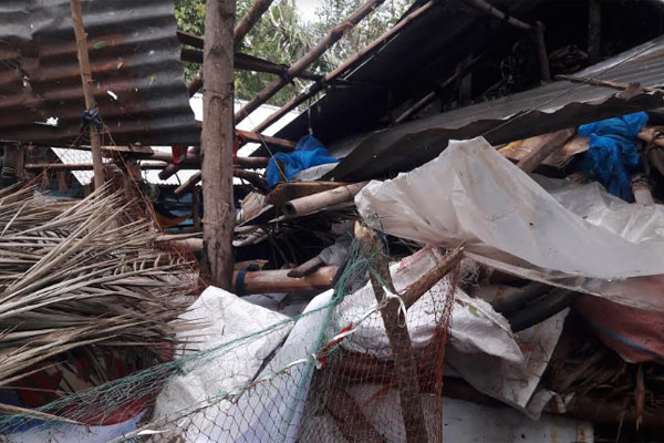 বাগেরহাটে ঝড়ে দুই শতাধিক কাঁচাঘর বিধ্বস্ত