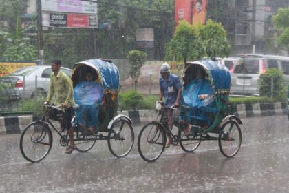 সকালের বৃষ্টিতে চরম বিপাকে রাজধানীবাসী