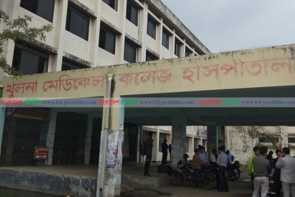 খুলনায় নিরাপদ সড়কের দাবিতে চিকিৎসকদের কর্মবিরতি চলছে 
