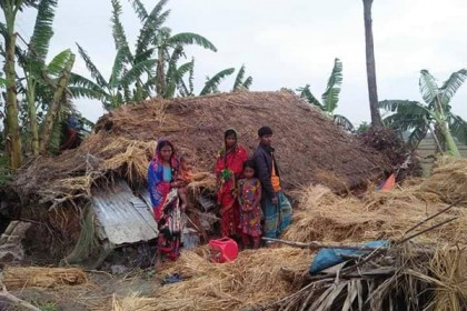 নিঝুম দ্বীপে টর্নেডো; খোলা আকাশের নিচে শতাধিক পরিবার

