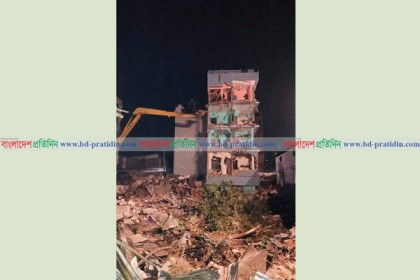 কামরাঙ্গীরচরের হেলে পড়া ভবনটি ভেঙে ফেলা হয়েছে 