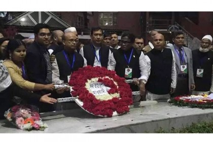 টুঙ্গিপাড়ায় বঙ্গবন্ধুর সমাধিতে ইউ আওয়ামী লীগের শ্রদ্ধাঞ্জলি 

