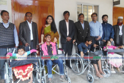 ফরিদপুরে প্রতিবন্ধী শিক্ষার্থীদের মাঝে হুইল চেয়ার বিতরণ