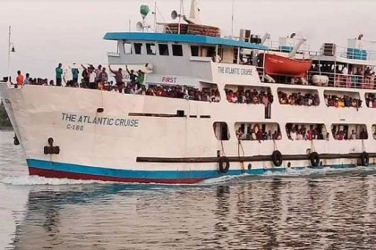 সেন্টমার্টিনে দুই হাজার পর্যটক আটকা

