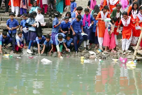 কাগজের নৌকা ভাসিয়ে নদী বাঁচানোর আহ্বান


