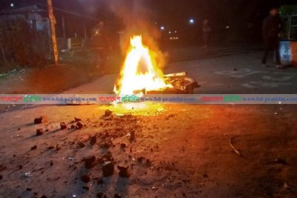 চবিতে ফের ছাত্রলীগের ২ গ্রুপের সংঘর্ষে আহত ১, পুলিশের লাঠিচার্জ