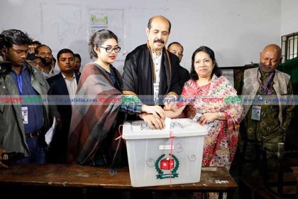 ভোট দিলেন আতিকুল ইসলাম