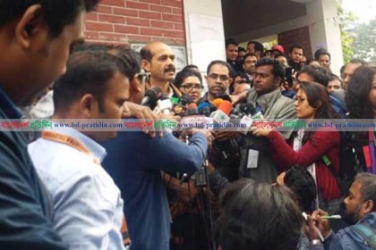খিচুড়ি ও চা খেয়ে ভোটারদের ভোটকেন্দ্রে আসার আহ্বান আতিকুলের