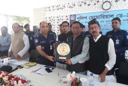 'রাজ‌নীতি কর‌তে হ‌লে সাংবা‌দিক ও পু‌লিশ প্র‌য়োজন' 
