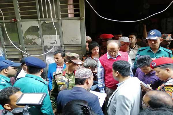 পুরান ঢাকায় কেমিক্যাল গোডাউন উচ্ছেদ অভিযানে ব্যবসায়ীদের বাধা