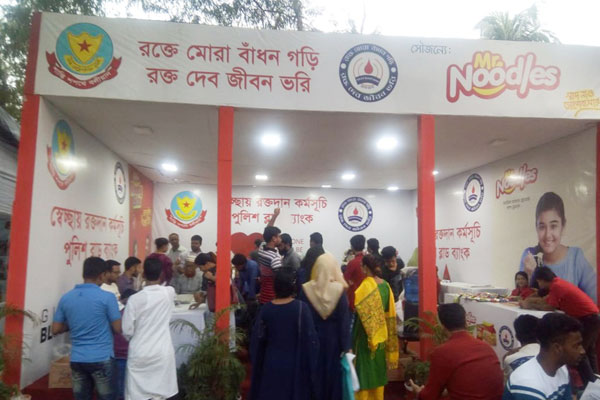 বইমেলায় সাড়া ফেলেছে মি. নুডলস’র সহযোগিতায় রক্তদান কর্মসূচি