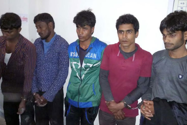 বাগেরহাটে ব্যবসায়ীর বাড়িতে ডাকাতি, ৫ ডাকাত আটক