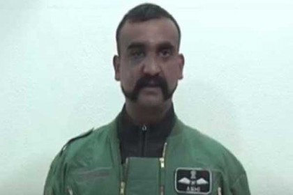 পাকিস্তানে আটক হওয়ার বর্ণনা দিলেন ভারতীয় পাইলট (ভিডিও)