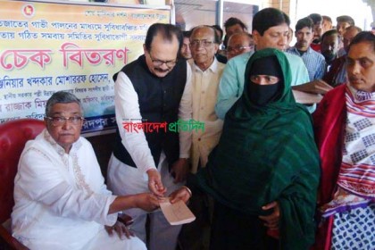 ফরিদপুরে সুবিধাবঞ্চিত নারীদের মাঝে ঋণের চেক বিতরণ