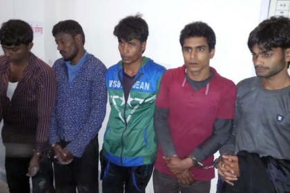 বাগেরহাটে ব্যবসায়ীর বাড়িতে ডাকাতি, ৫ ডাকাত আটক