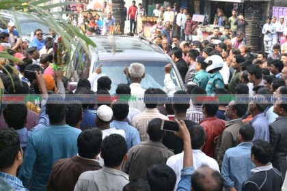 এরশাদকে দেখতে রংপুরে মানুষের ঢল