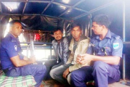 রাজবাড়ীতে ফেনসিডিলসহ দুই যুবক আটক

