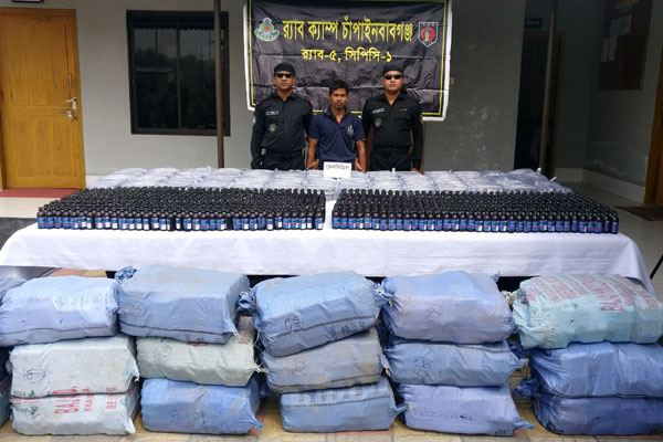 চাঁপাইনবাবগঞ্জে ফেন্সিডিলসহ মাদক ব্যবসায়ীকে গ্রেফতার


