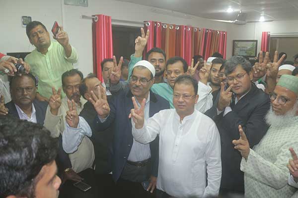 সাভারে চেয়ারম্যান ও ভাইস চেয়ারম্যান পদে মনোনয়নপত্র জমা